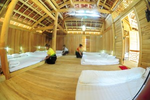 Nhà sàn tại rừng thông bản Áng