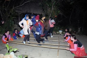 Du khách và những người trong gia đình anh Tráng A Chu tham gia các tiết mục văn hóa, văn nghệ. (Ảnh: Quang Quyết/TTXVN)