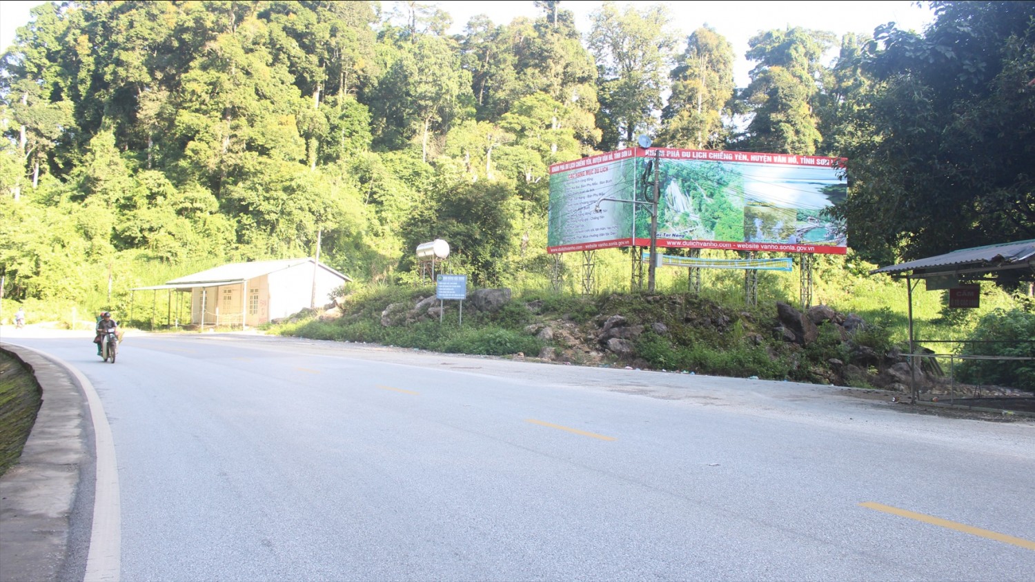 Lối rẽ vào xã Chiềng Yên, tại ngà ba rừng già trên Quốc lộ 6