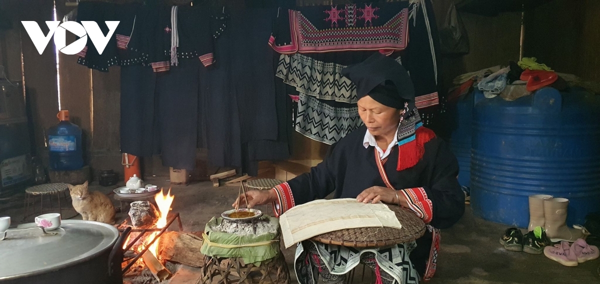 Vẻ đẹp trang phục nhuộm sáp ong của người Dao ở Vân Hồ