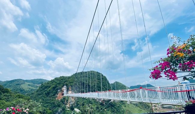 Cầu kính Bạch Long xác lập hàng loạt kỷ lục thế giới