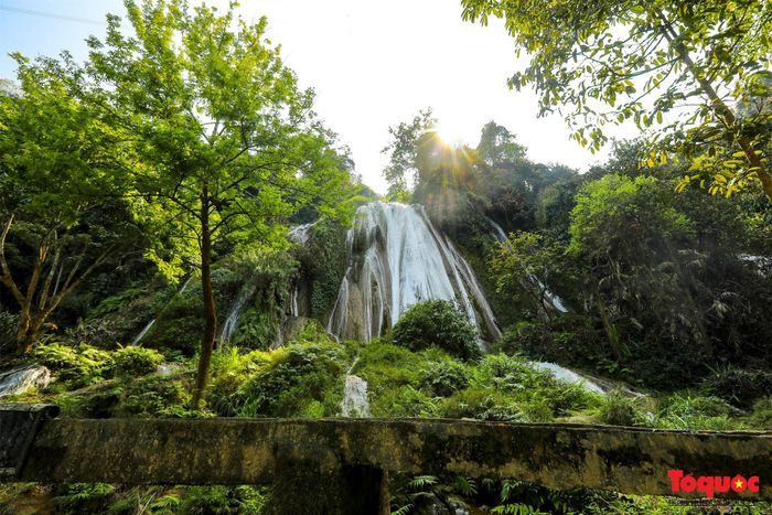 Bắt nguồn từ suối Tà Xam và Tà Piu, thác Tạt Nàng đổ xuống từ độ cao hơn 100m, chia thành 2 nhánh, gồm 3 tầng.