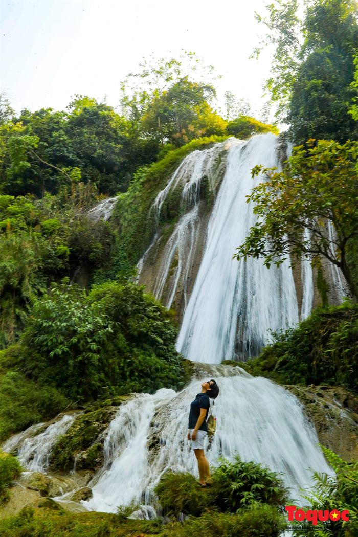 'Tôi khá ấn tượng với thác Tạt Nàng, vẻ đẹp hoang sơ cũng như câu chuyện mà những người dân kể lại. Không khí ở thác cũng rất mát mẻ' - Chị Hà khách du lịch Hà Nội chia sẻ.