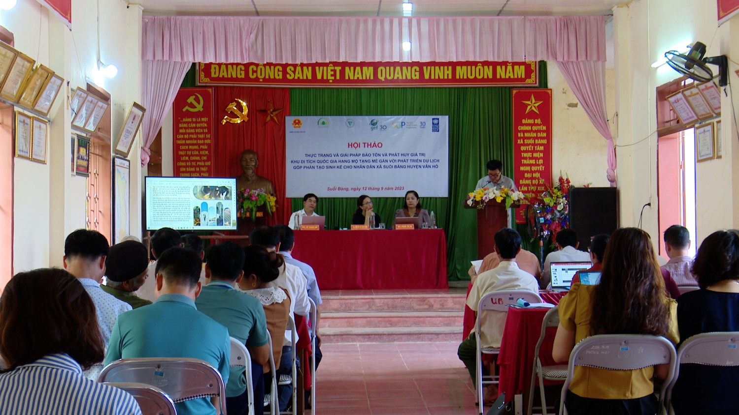 Các đại biểu tham gia ý kiến về bảo tồn, phát huy giá trị Di tích khảo cổ cấp Quốc gia Hang mộ Tạng Mè xã Suối Bàng