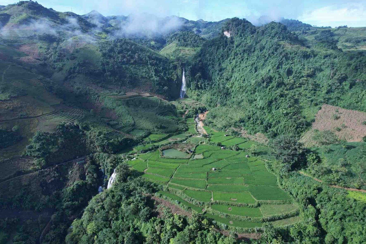 Tạt Cạng như dai lụa trắng giữa núi rừng Tây Bắc