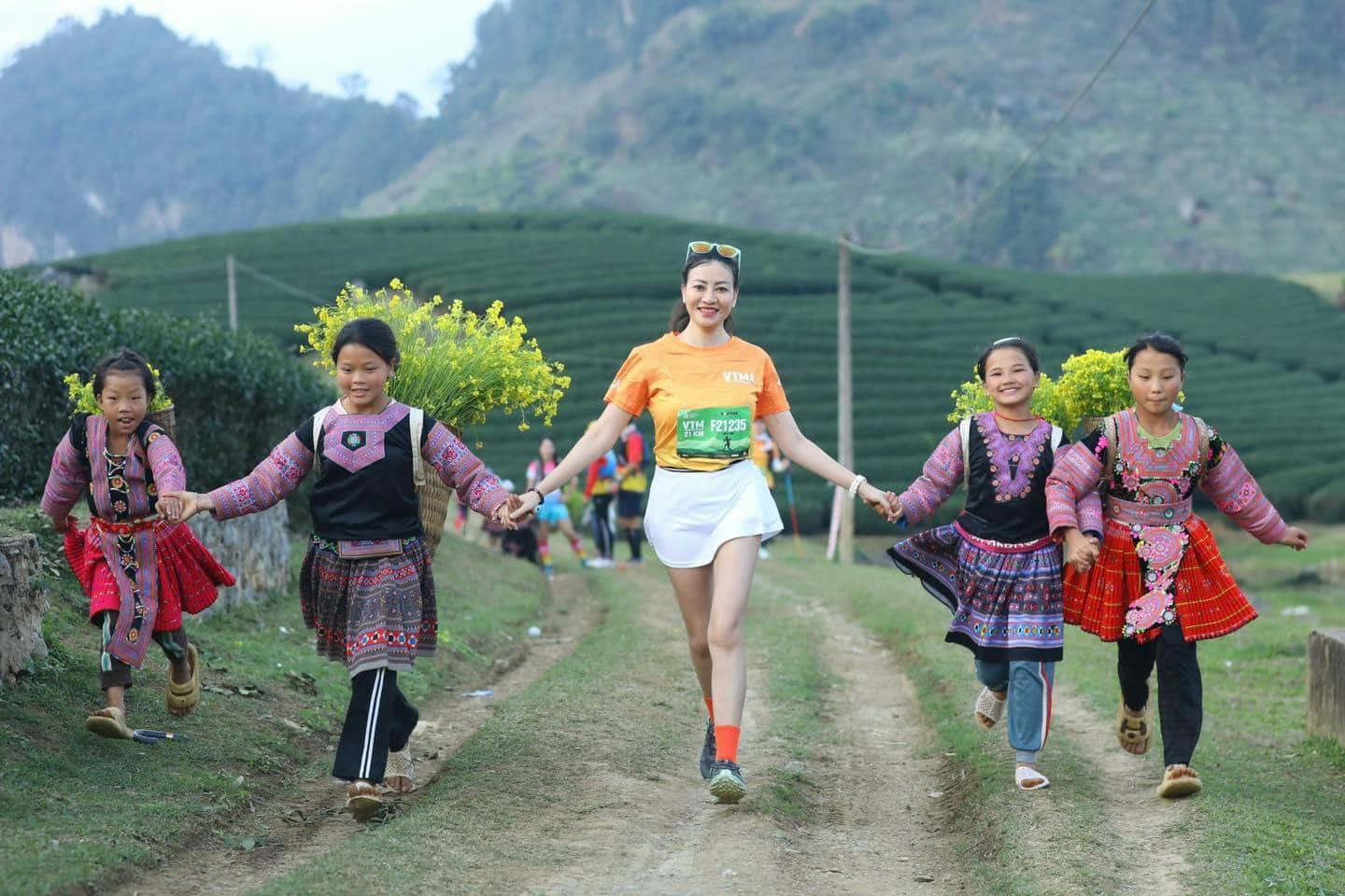 VĐV chạy dưới cung đường đồi chè